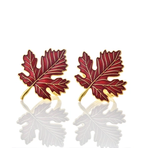 Gros plan de ronds de serviette feuille d'érable rouge et or pour table de Thanksgiving