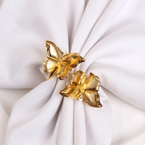 Elegante goldene Serviettenringe in Schmetterlingsform mit Metalltextur im Set