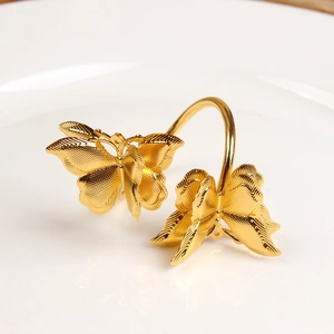 Goldener zweilagiger Schmetterling-Serviettenring mit strukturierter Metalloberfläche