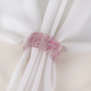 Rond de serviette en résine rose et feuilles d'or sur tissu pour décor de mariage