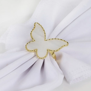 Rond de serviette papillon doré élégant avec ailes en nacre blanche sur tissu blanc