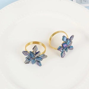 Goldene handgewebte Serviettenringe mit blauen Diamantkristall-Blüten im 2er-Set