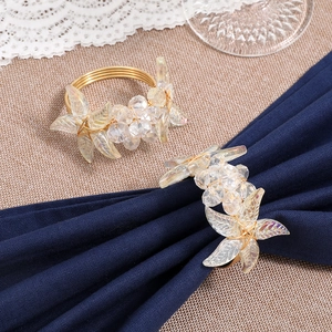Rond de serviette tressé doré avec feuilles de cristal pour une décoration de table chic