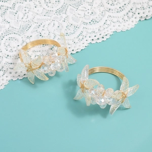 Ronds de serviette luxueux en fil doré avec pétales de fleurs en cristal et perles