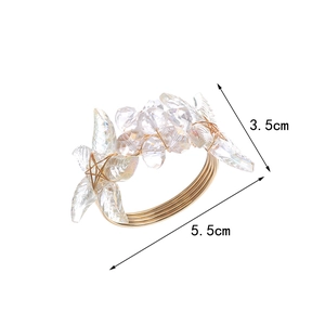Rond de serviette en métal doré tissé avec fleurs en cristal pour décoration de table