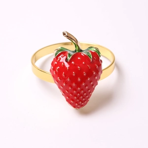 Dettaglio del portatovagliolo dorato con decorazione di fragola in smalto rosso vivace