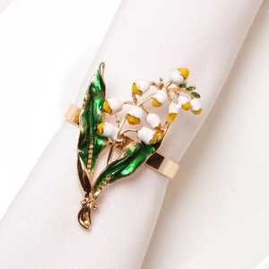 Rond de serviette fleur de gardénia avec émail et finition dorée pour décor de table