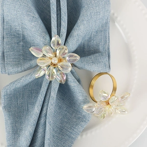 Portatovaglioli floreale con petali perlati e base in filo dorato per decoro tavola