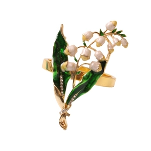 Rond de serviette avec fleurs en émail blanc et feuilles vertes sur base or