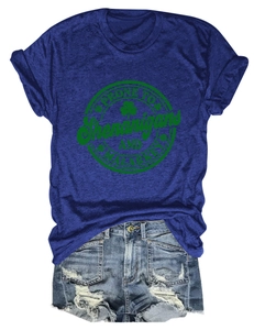 Détail du t-shirt femme bleu chiné avec imprimé trèfle vintage et short en jean court