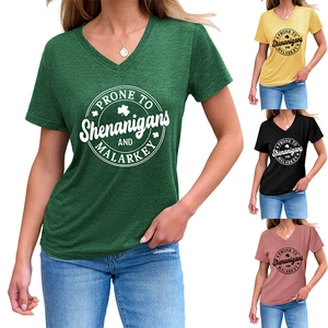 Détail de t-shirts col V montrant des motifs de trèfle en vert, noir, rose et jaune