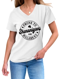 Détail du t-shirt blanc à col en V avec texte Shenanigans et motif trèfle imprimé