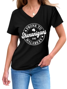 Détail du t-shirt noir col en V avec imprimé trèfle PRONE TO SHENANIGANS en coton