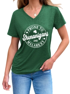 Détail du t-shirt vert col en V avec slogan shenanigans et motif trèfle blanc imprimé