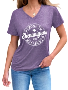 Détail du t-shirt violet à col en V avec imprimé graphique PRONE TO Shenanigans vintage
