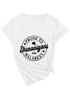 Détail d'un t-shirt blanc col V avec logo trèfle imprimé et noeud élégant sur l'ourlet