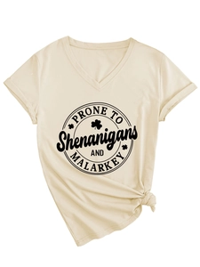 Détail d'un t-shirt beige col en V avec imprimé Shenanigans et nœud décoratif latéral