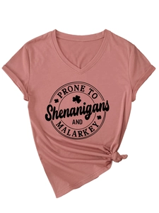 Détail d'un t-shirt à col en V rose poudré avec motif Prone to Shenanigans