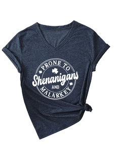 Détail d'un t-shirt col V gris chiné avec manches retroussées et nœud à la taille