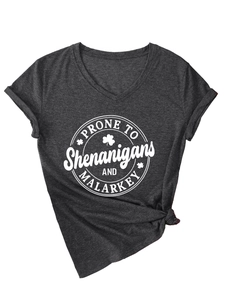 Détail d'un t-shirt col V gris chiné avec imprimé graphique blanc Shenanigans et Malarkey