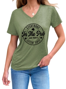 Details des melierten grünen V-Ausschnitt-Shirts mit St. Patrick's Day Vintage-Grafik