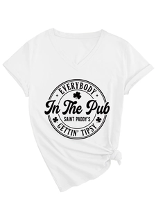 Detail eines weißen V-Ausschnitt T-Shirts mit St. Patrick's Day Print und Knotensaum
