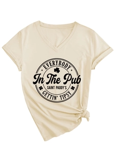 Detail eines beigen V-Ausschnitt T-Shirts mit St. Patrick's Day Print und Knoten