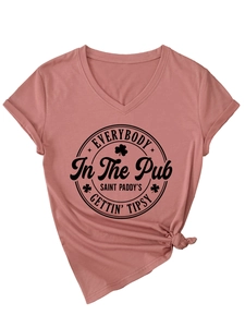 Detail eines V-Ausschnitt T-Shirts in Altrosa mit St. Patrick's Print und Knoten