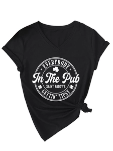Detailansicht des St. Patrick's Day Motivdrucks auf einem schwarzen V-Ausschnitt T-Shirt