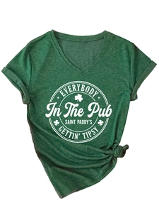 Detail eines melierten grünen V-Ausschnitt T-Shirts mit St. Patricks Day Print