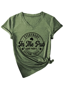 Detail eines V-Ausschnitt T-Shirts mit St. Patrick's Day Druck und modischem Knotensaum