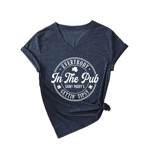 Dunkelblaues T-Shirt mit V-Ausschnitt, St. Patrick's Day Print und seitlichem Knoten