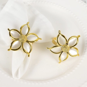 Portatovaglioli a fiore dorato con petali in madreperla per decorazioni nuziali
