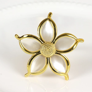 Portatovaglioli a forma di fiore placcato oro con petali bianchi effetto perlato