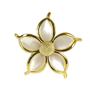 Elegante portatovagliolo a forma di fiore dorato con petali perlati per tavola nuziale