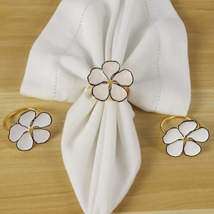 Elegant White Enamel Flower Napkin Ring Gold Metal Floral Decorative Table Buckle For Wedding Banquet Restaurant Hotel Dining Decor