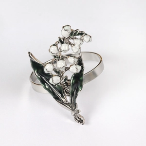 Rond de serviette argenté muguet avec fleurs en émail blanc et feuilles vertes