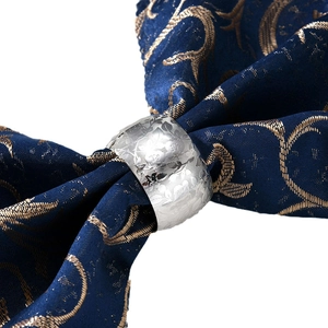 Portatovagliolo d'argento con rosa incisa su un foulard di seta barocco blu
