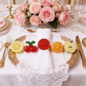 Lot de 5 ronds de serviette aux motifs de fruits sur une table de fête élégante
