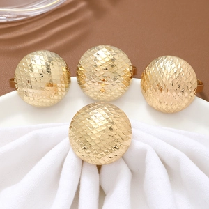 Lot de 4 ronds de serviette champignon dorés texturés pour une décoration de table chic