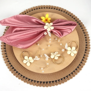 Set of 4 white flower napkin rings with gold details and pearl tassels for table decor