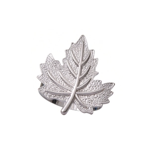 Servilletero de metal con forma de hoja de arce plateada para decoración de otoño