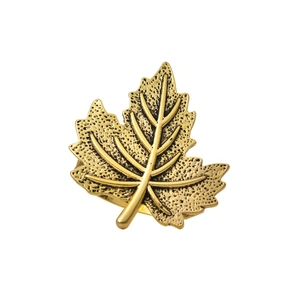 Servilletero vintage de hoja de maple dorada con detalles para elegante mesa de otoño