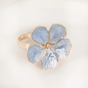 Portatovaglioli elegante con fiore blu e bordo dorato per matrimoni e arredo hotel