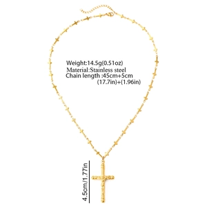 Dettaglio della collana in acciaio dorato con maglie a croce e pendente Ankh