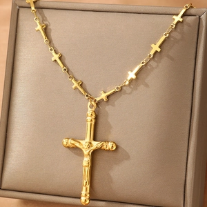 Collana vintage con croce Ankh dorata e ciondolo crocifisso su espositore gioielli