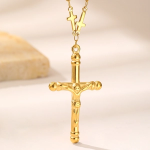 Dettaglio macro di una collana con crocifisso dorato con piccoli elementi a croce lucidi