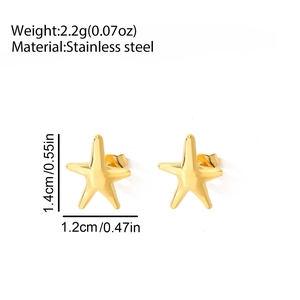 Gros plan de boucles d'oreilles étoile de mer dorées avec dimensions 1,4cm x 1,2cm