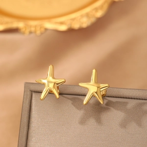 Boucles d'oreilles minimalistes en forme d'étoile de mer dorée avec fini mat