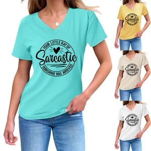 Détail du t-shirt à col en V avec le slogan 'Your Little Ray of Sunshine' et motif cœur
